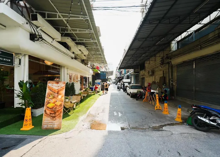 Newhi Sukhumvit 42 1 *