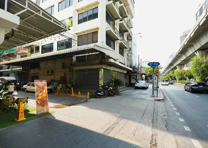 Newhi Sukhumvit 42 1 *